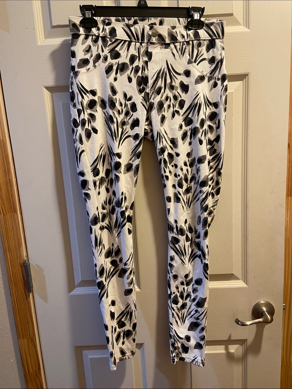 HUE Black & White Slim Floral-Print Skinny Pants